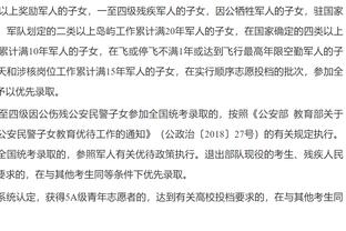 我呸！霍奇森不满判罚找裁判理论！转身后朝地上狠狠呸了一口！